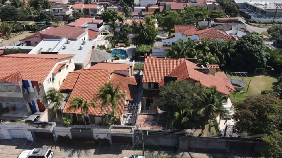 Vista aérea de uma casa onde foi realizada operação para tentar prender o uruguaio Sebastián Marset em Santa Cruz de la Sierra, na Bolívia, em 2023 — Foto: Getty Images/BBC