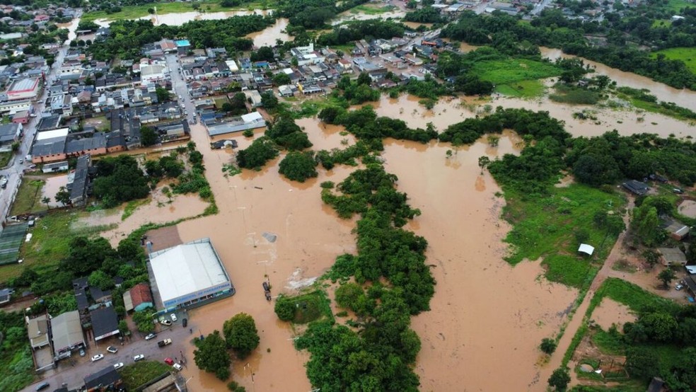 Rios em Paranatinga transbordam e inundam município de MT — Foto: Reprodução