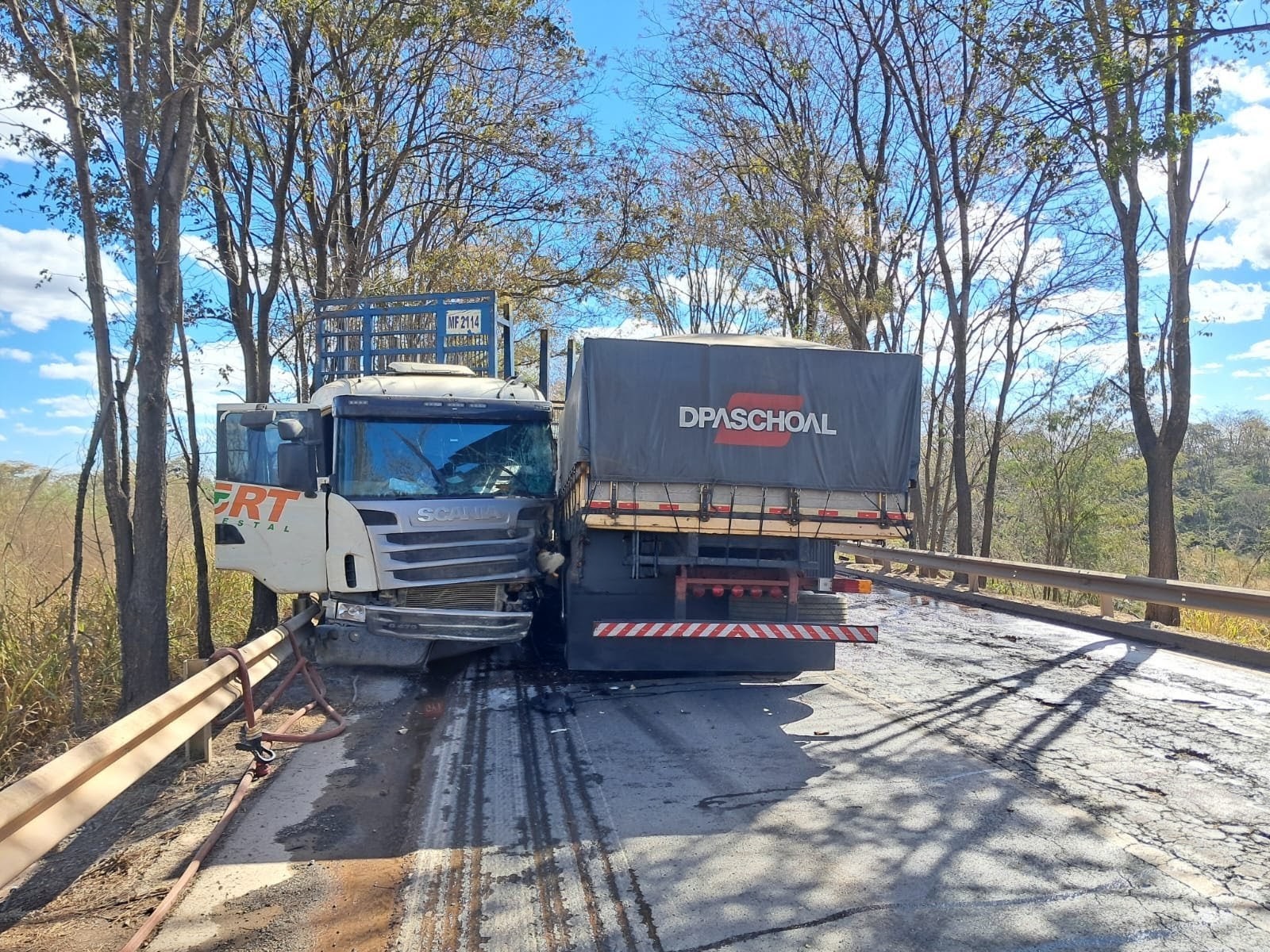 Caminhoneiro morre após caminhão bater com bitrem na BR-354