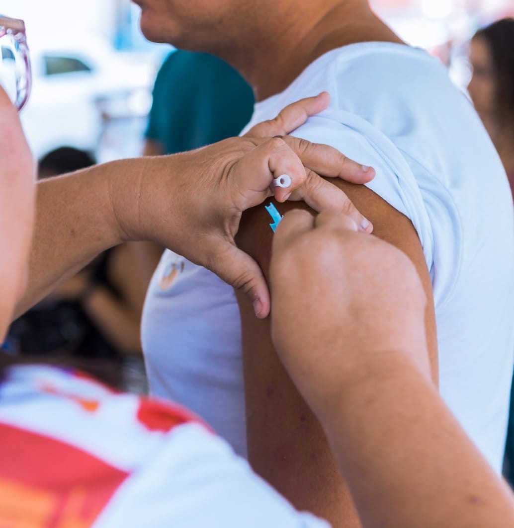Vacinação noturna contra a gripe é realizada na Via Parque, em Caruaru, nesta quinta-feira (4)