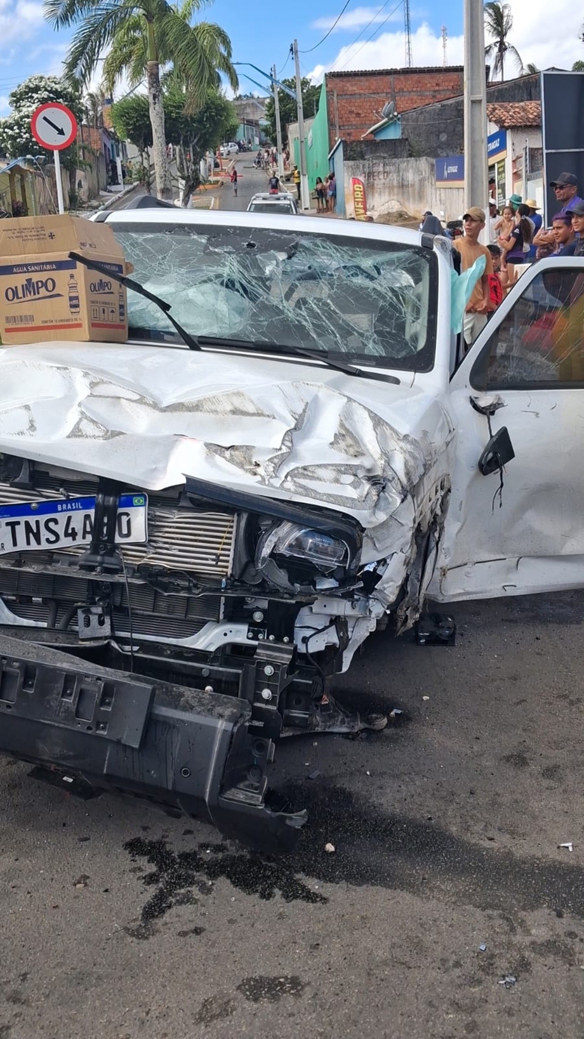 Motorista perde controle de carro, colide com poste, derruba muro e fica ferido em Alagoas; VÍDEO
