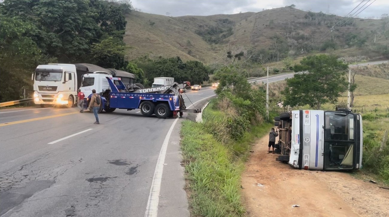 Ônibus tomba na BR 356, em Itaperuna