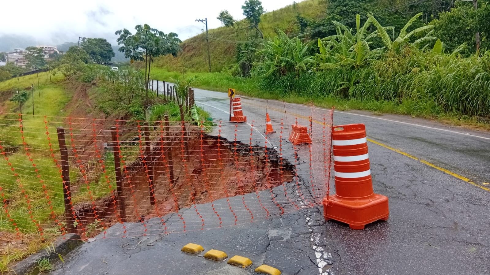 Asfalto cede e abre cratera na RJ-155, em Rio Claro