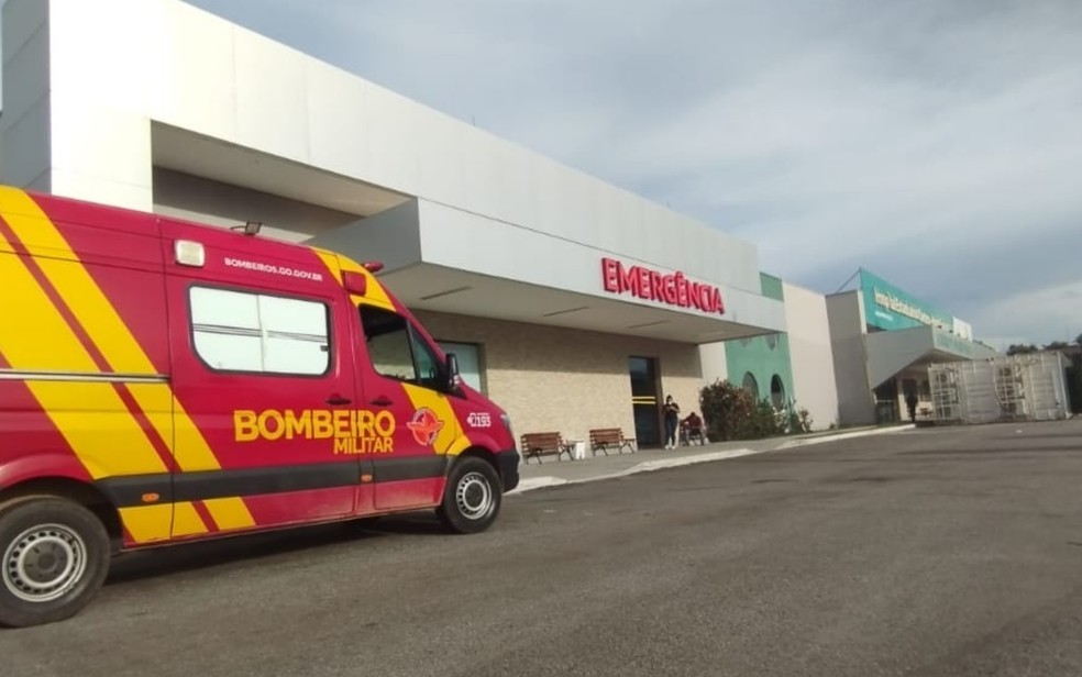 Viatura do Corpo de Bombeiros na porta do HCN, em Uruaçu, Goiás — Foto: Divulgação/CBMGO