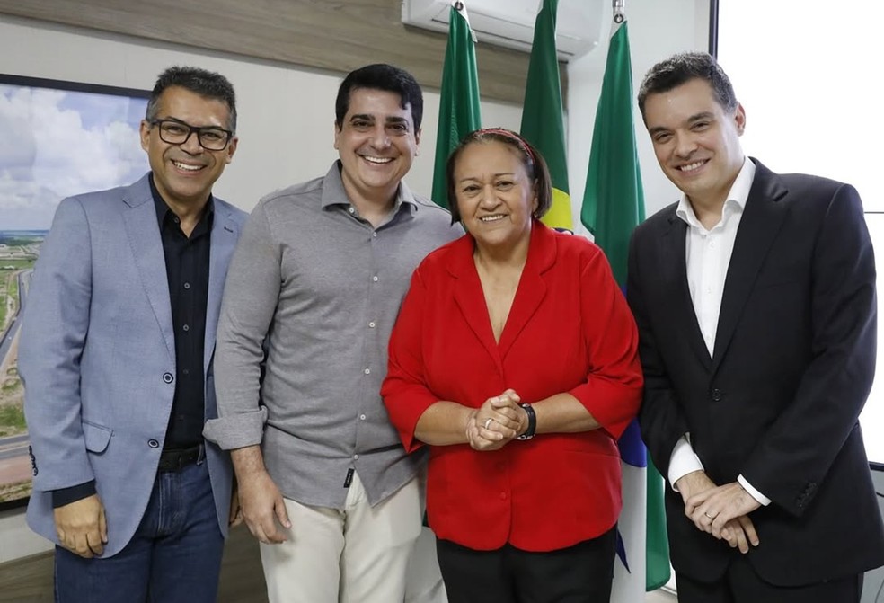Da esquerda para a direita: Luciano Santos e Alan Silveira, novos secretários, a governadora Fátima Bezerra (PT) e o vice-governador Walter Alves (MDB) — Foto: Divulgação