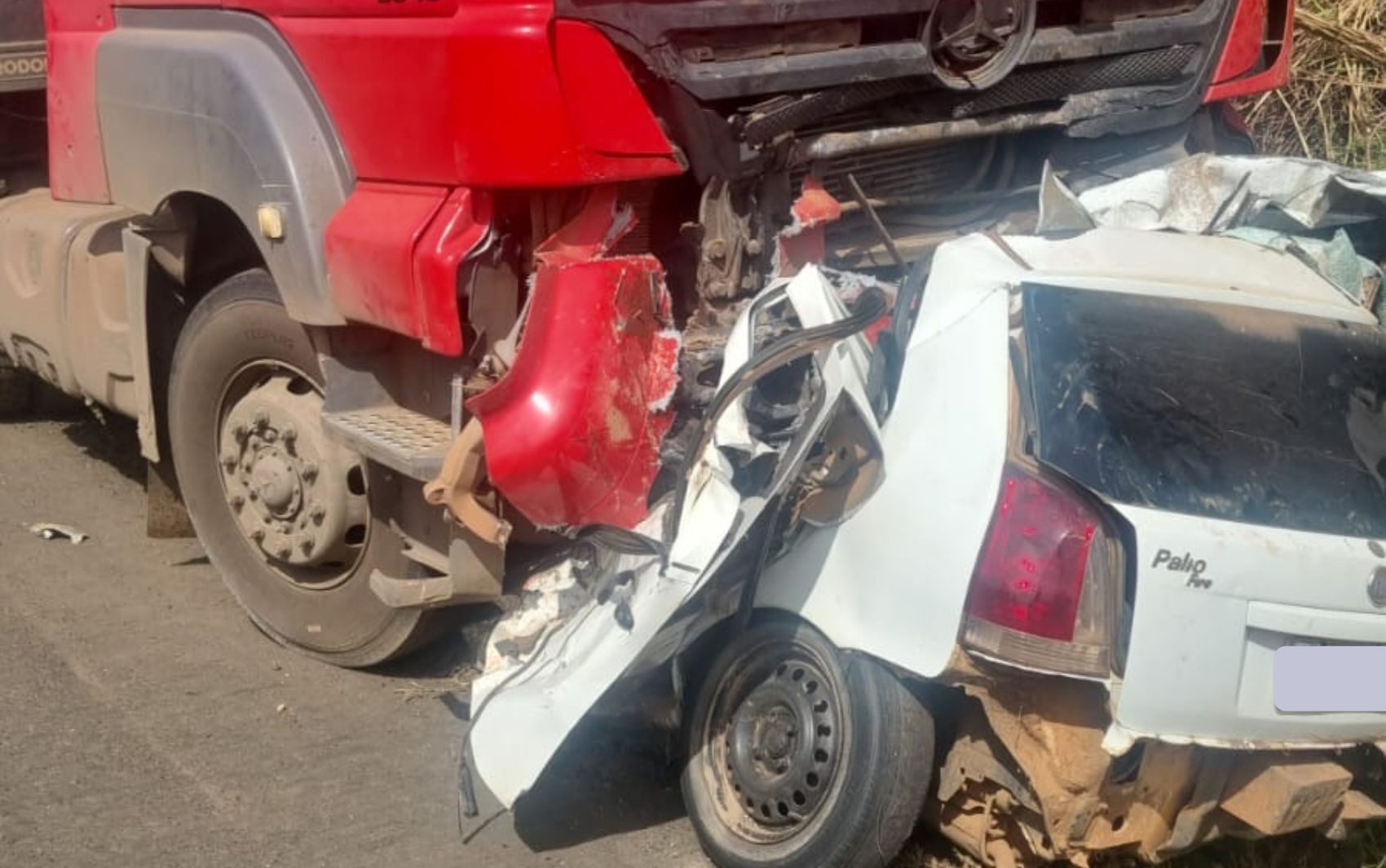 Jovens morrem após carro bater de frente contra carreta na BR-364