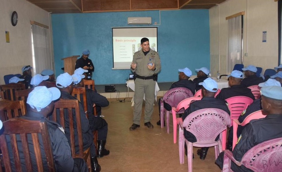 Capitão Montenegro em instrução técnica aos militares na República Centro-Africana — Foto: Cedida