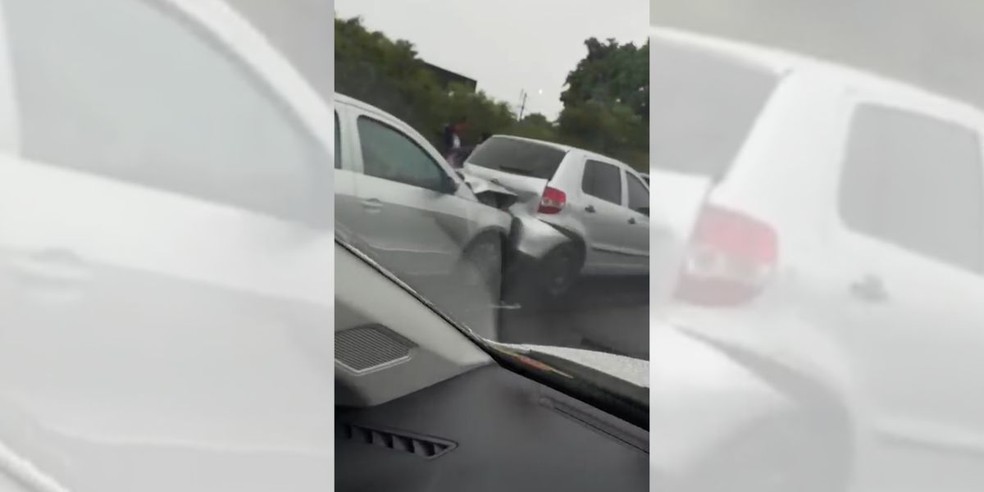 1 de 1
Colis&atilde;o na SP-294 em Mar&iacute;lia (SP) envolveu seis ve&iacute;culos. Uma pessoa ficou gravemente ferida e outras tr&ecirc;s tiveram ferimentos leves ap&oacute;s acidente &mdash; Foto: Redes sociais