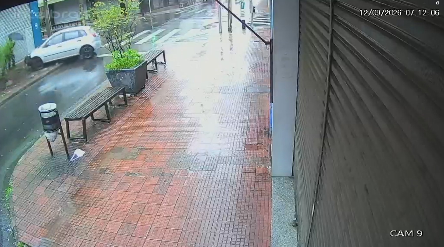 VÍDEO: carro perde o controle e banco em calçada evita atropelamento de pedestre no Centro de Piracicaba