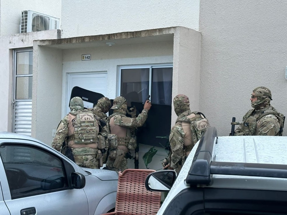 Policiais durante mandados de prisão e busca e apreensão em operação na Bahia nesta terça (9) — Foto: Divulgação/Polícia Federal
