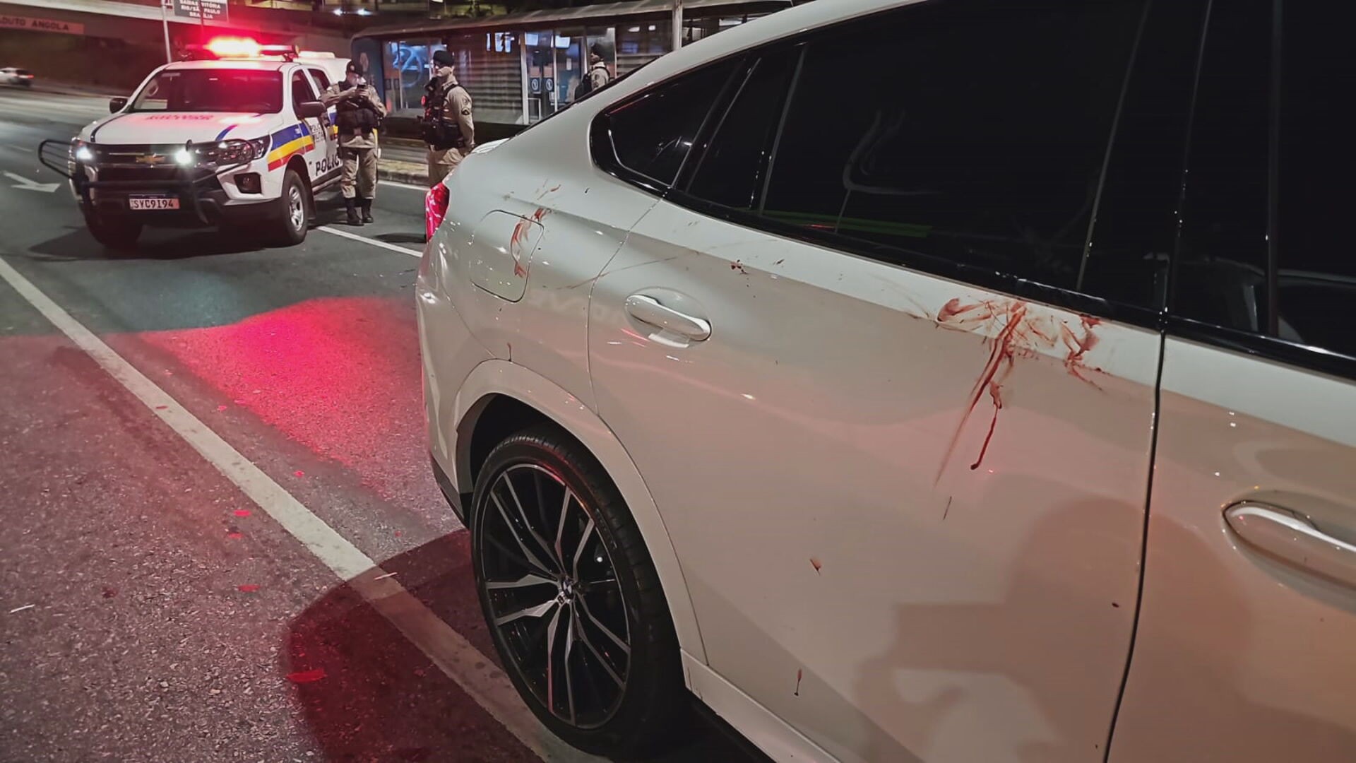 BMW abordada com marcas de sangue gera polêmica em BH
