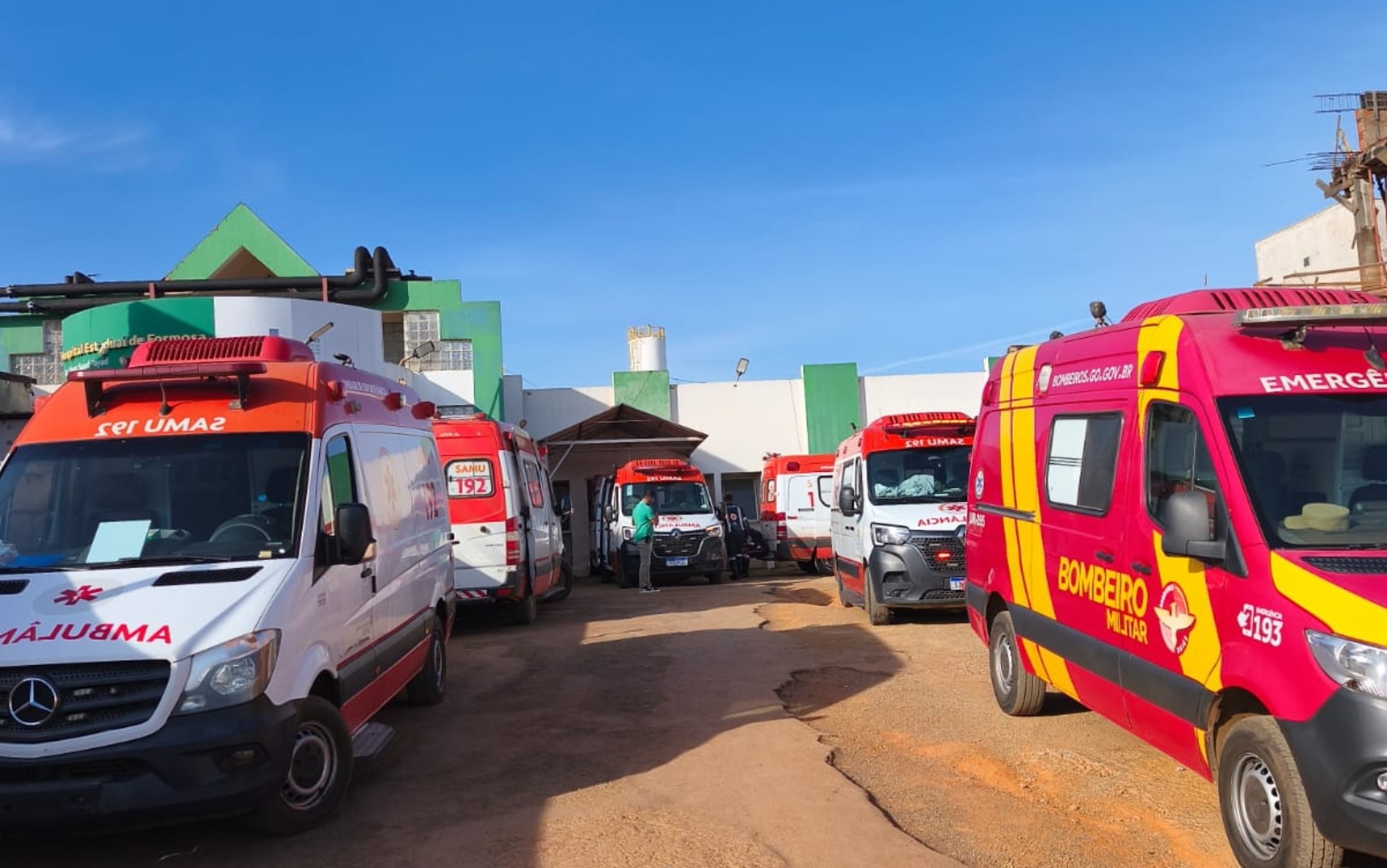 Acidente entre van, caminhonete e caminhão deixa mortos em Goiás