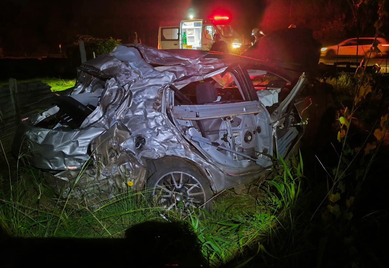 Jovem morre após carro rodar na pista e bater de frente com caminhão na BR-153, no Paraná