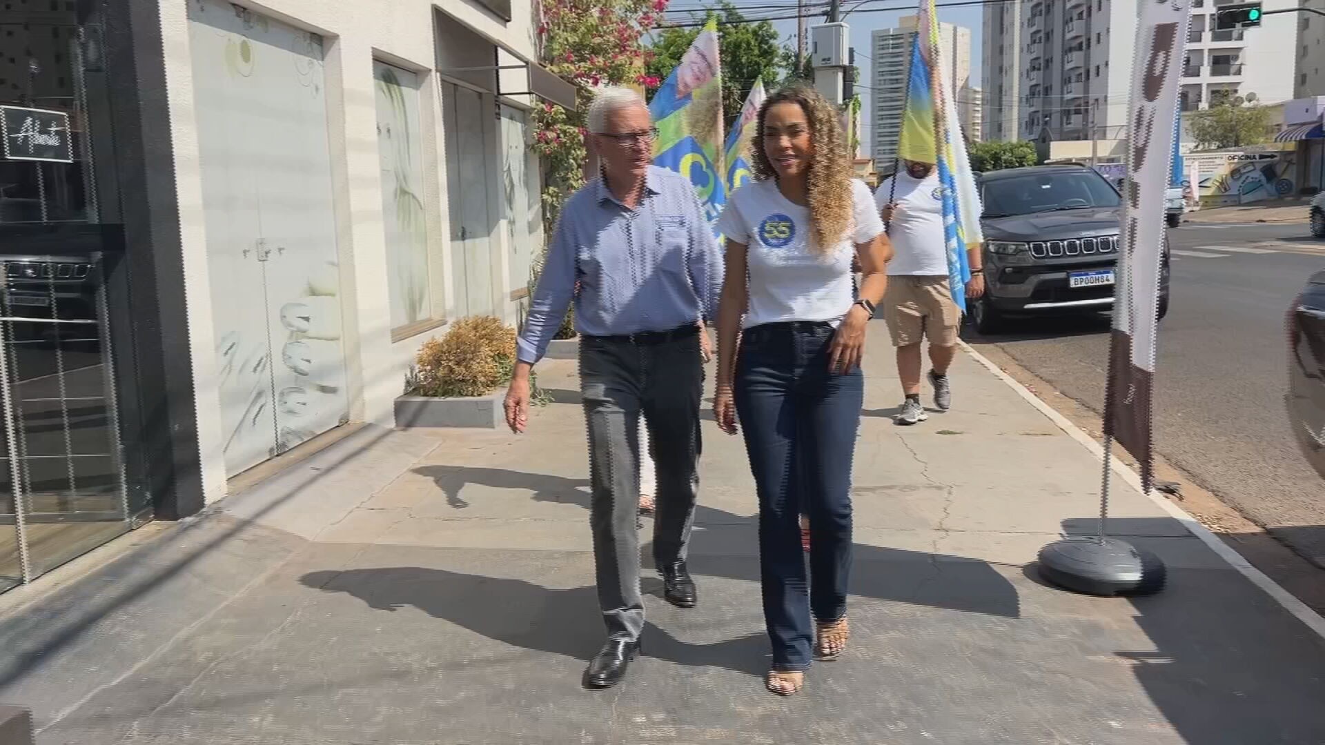 Candidata à reeleição em Bauru, Suéllen Rosim caminha pela Avenida Nossa Senhora de Fátima e discute problemas de mobilidade urbana