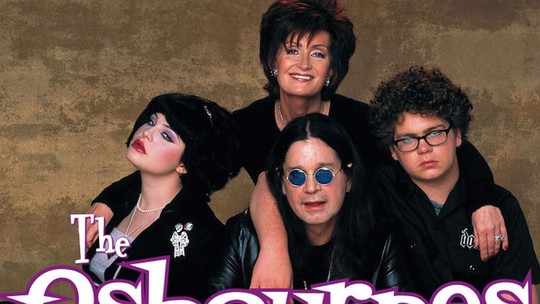 'The Osbournes' fez Ozzy virar estrela de reality com momentos cômicos em família; relembre - Roqueiro morreu nesta terça (22) aos 76 anos. Relembre programa que foi sucesso de audiência e mostrou lado doméstico do músico.