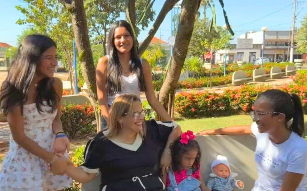 Marcileni Rocha Santos, mãe que adotou quatro filhas em Rio Preto (SP) — Foto: Reprodução/TV TEM