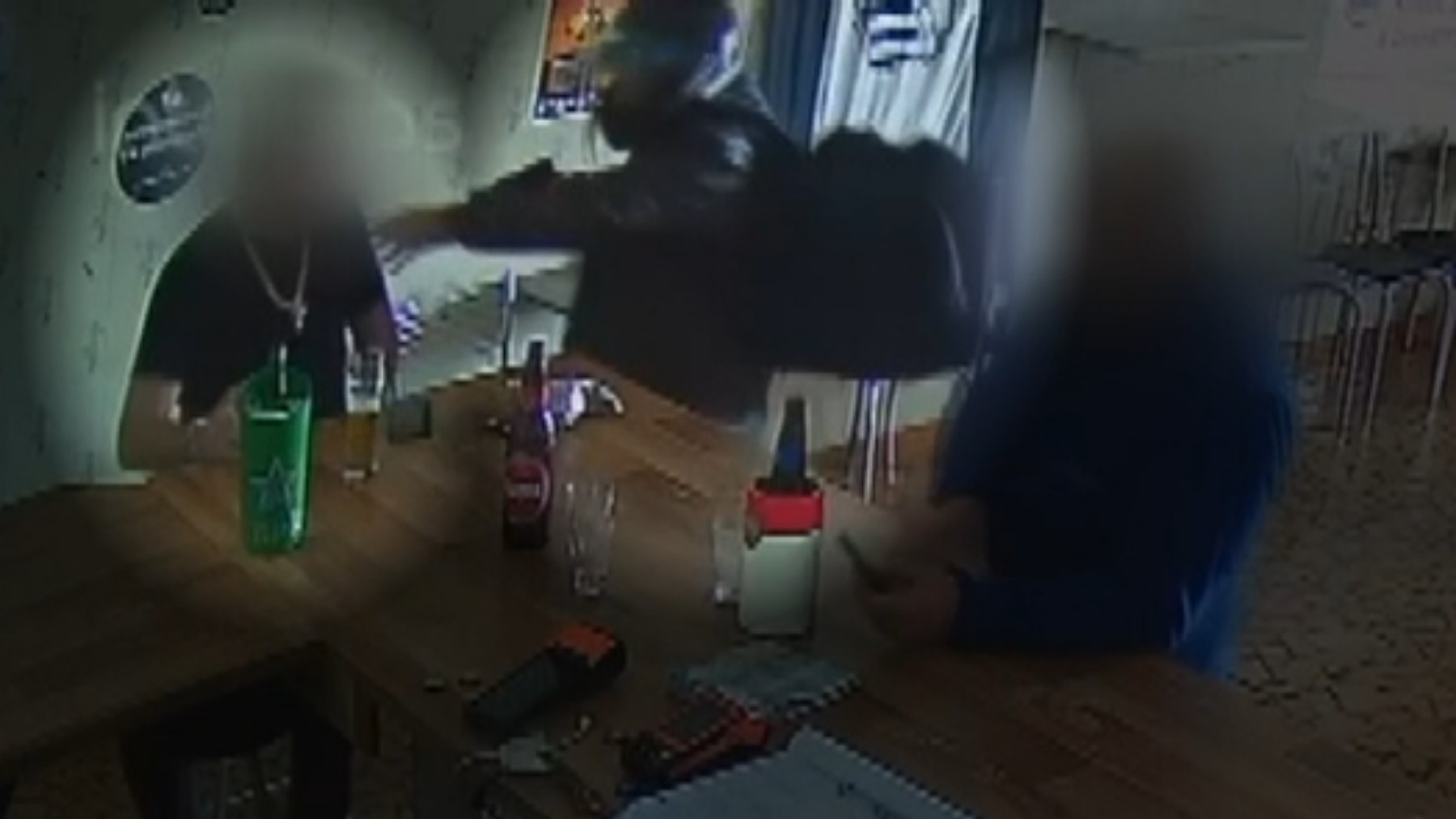 VÍDEO: ladrão invade bar armado, rouba empresário e leva colar e pulseira avaliados em meio milhão de reais, no Paraná