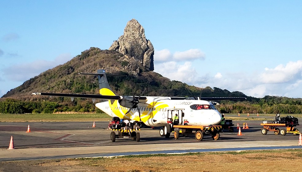 Avião da Voepass no Aeroporto de Fernando de Noronha (PE) — Foto: Ana Clara Marinho/TV Globo