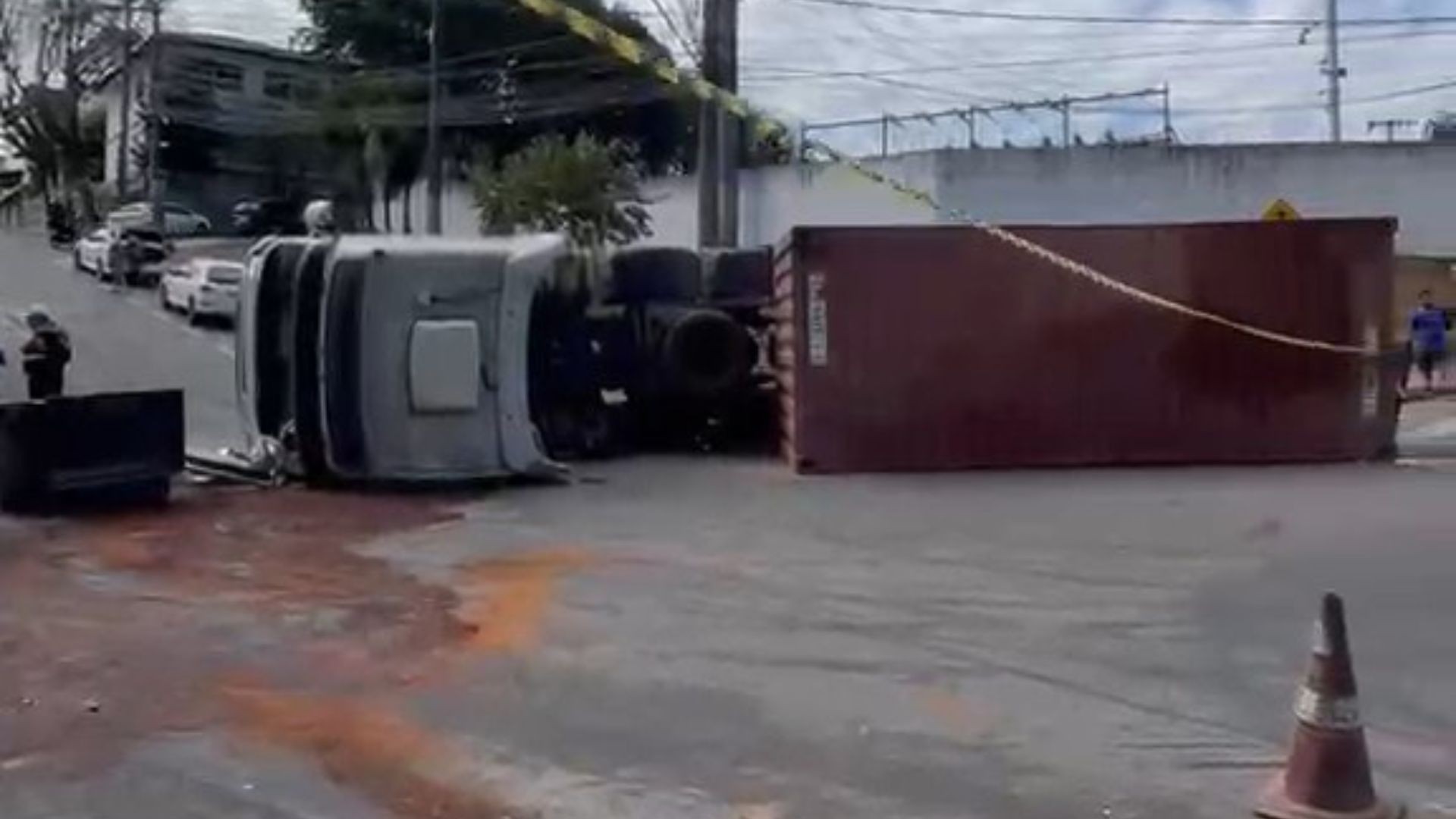 VÍDEO: carreta tomba após não conseguir subir ladeira, descer de ré e atingir dois carros em Cariacica