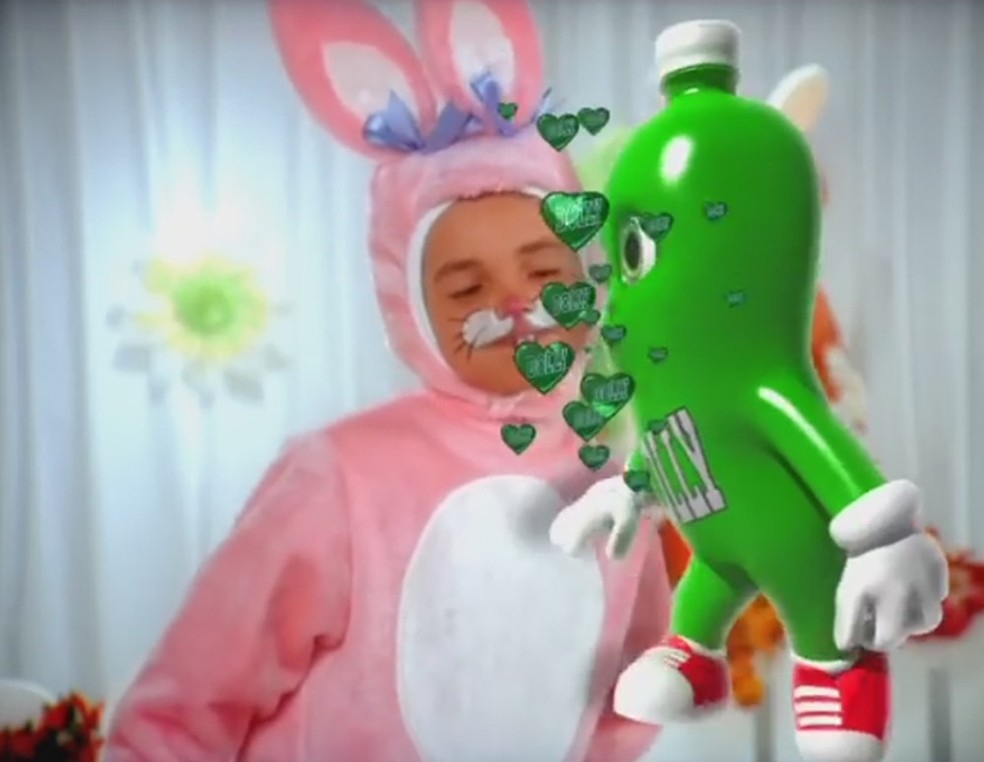 Em 2017, o  Conselho Nacional de Autorregulamentação Publicitária (Conar) advertiu a marca Dolly por comercial de Páscoa com criança — Foto: Reprodução/YouTube