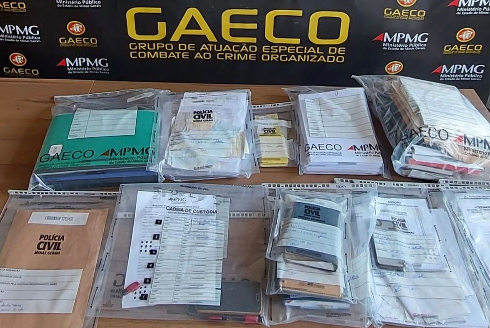 Materiais e documentos apreendidos durante operação em Ervália e Viçosa — Foto: Gaeco/Divulgação