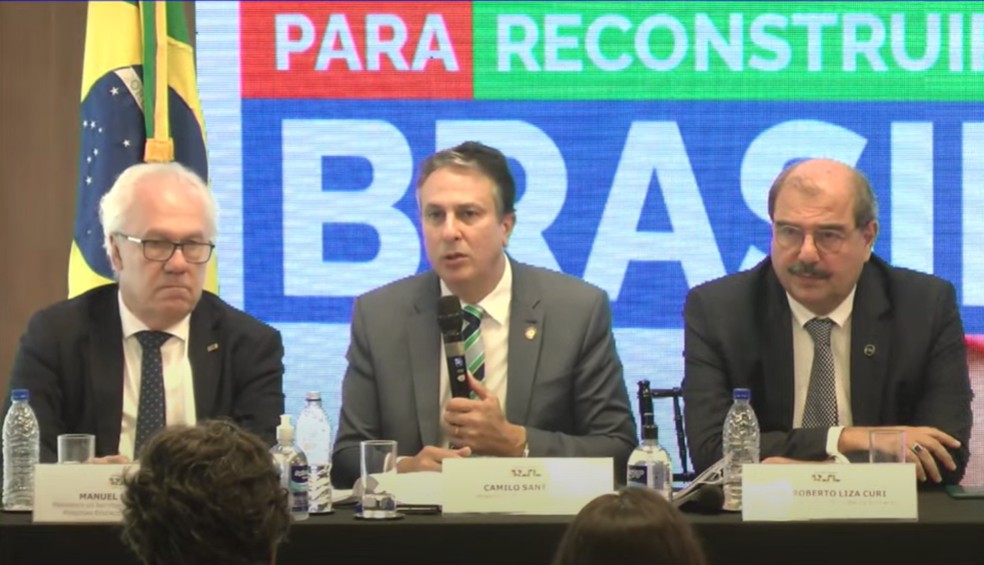 Da esquerda para a direita, Manuel Palacios (presidente do Inep), Camilo Santana (ministro) e Luiz Roberto Curi (do Conselho Nacional de Educação) em apresentação de dados do Enade — Foto: Reprodução