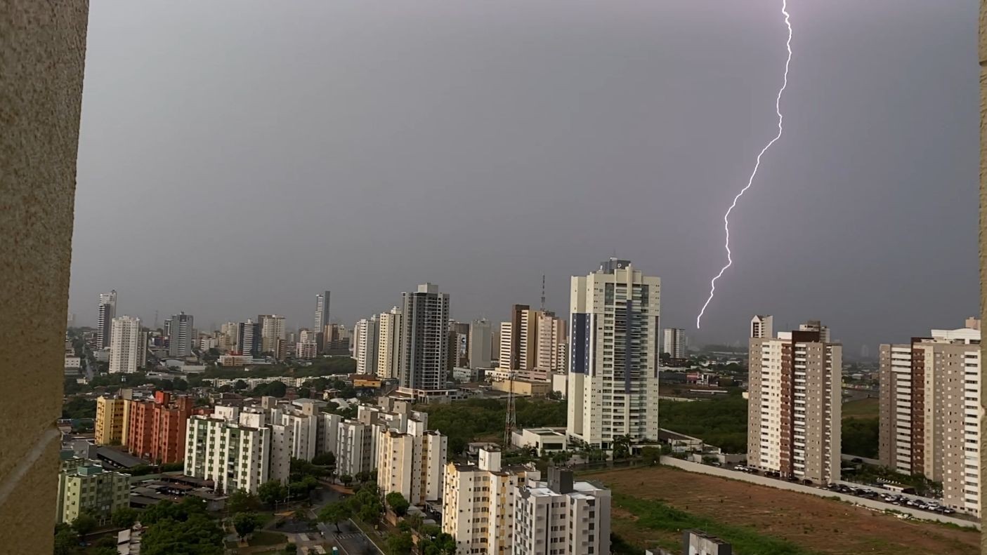 Cuiabá registra mais de 1,5 mil raios em 24h; vídeo