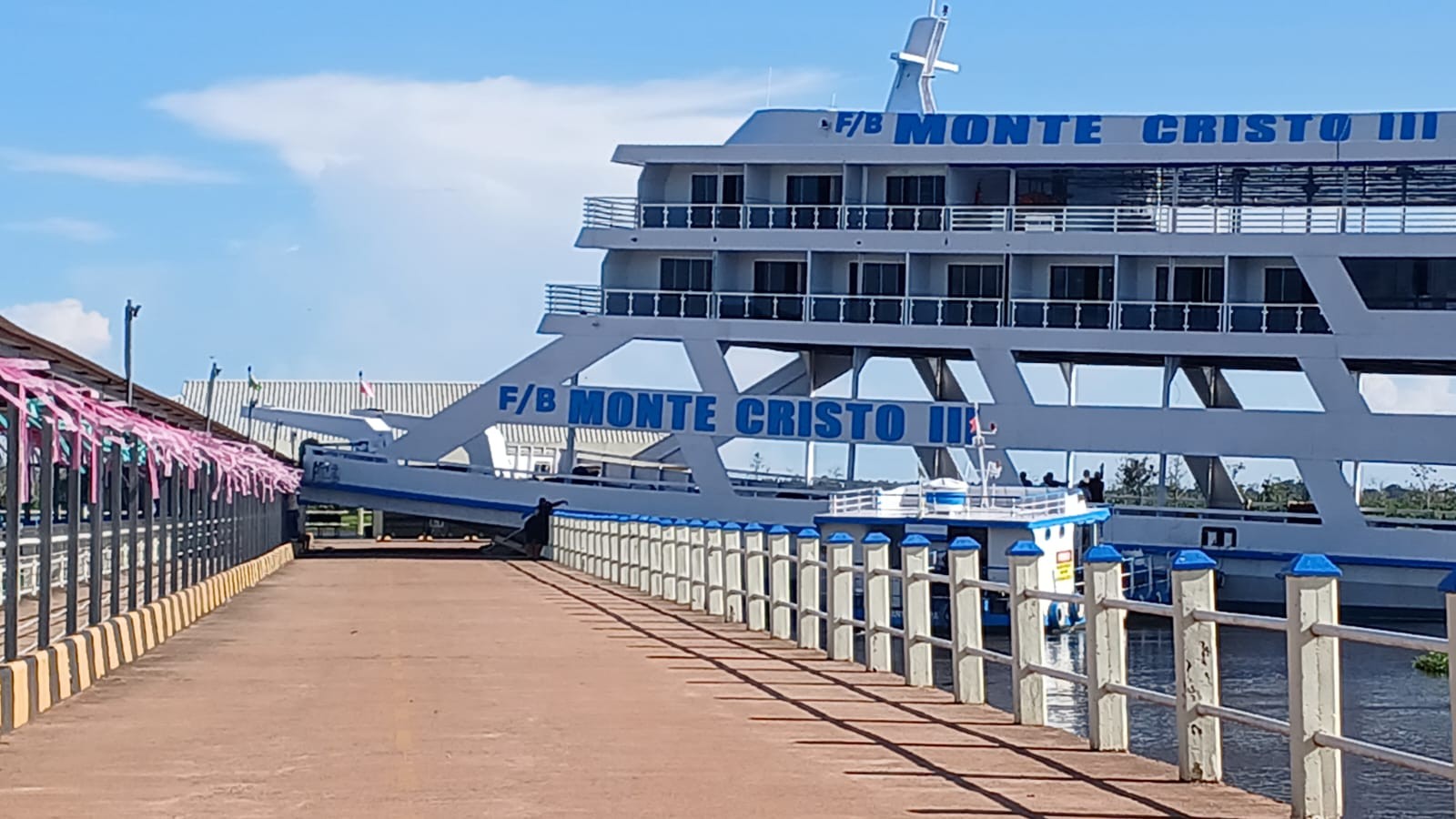 Embarcação atinge balsa de atracação no terminal hidroviário de Alenquer