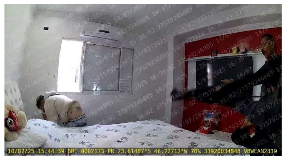 Imagens das câmeras corporais mostram que PMs atiraram em suspeito rendido e desarmado em Paraisópolis — Foto: Reprodução