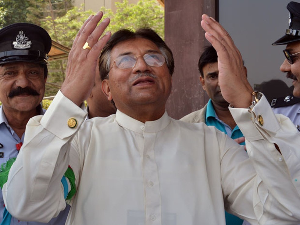 O ex-presidente do Paquistão, o general Pervez Musharraf, chegou neste domingo ao aeroporto internacional de Karachi — Foto: AFP Photo/Aamir Qureshi