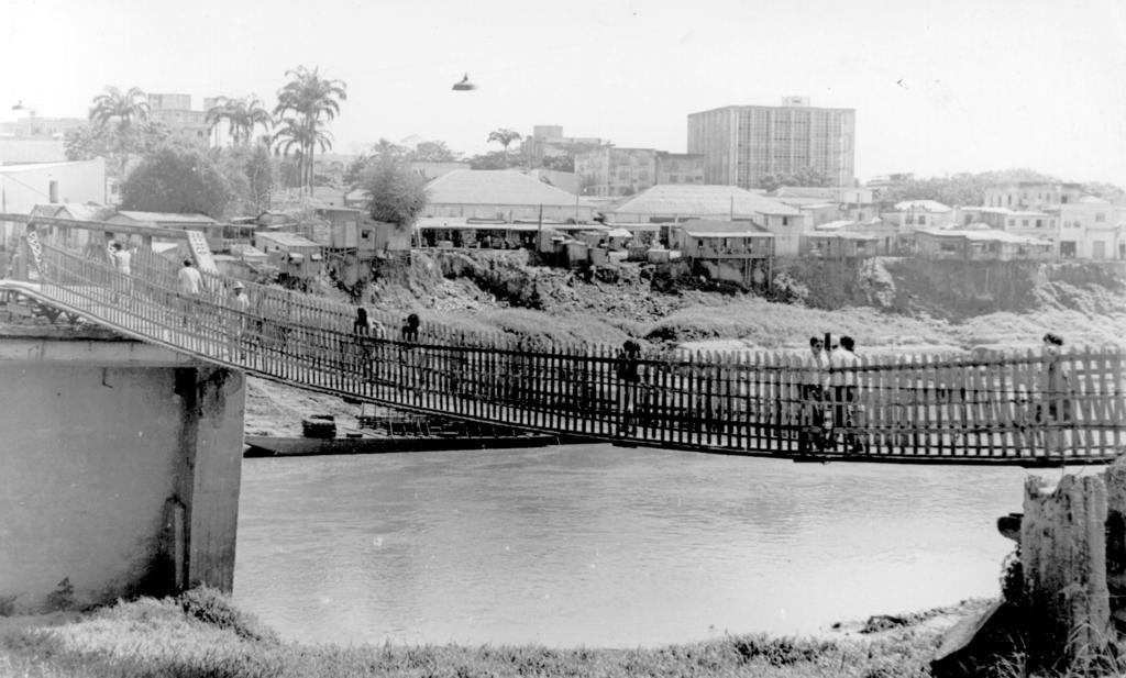 Ponte de madeira que ligava o 1º ao 2ºDistrito de Rio Branco entre o final da década de 70 e início dos 80