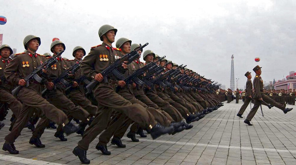 Em imagem de arquivo, soldados da Coreia do Norte marcham durante parada em Pyongyang. — Foto: Coreia do Norte via AP