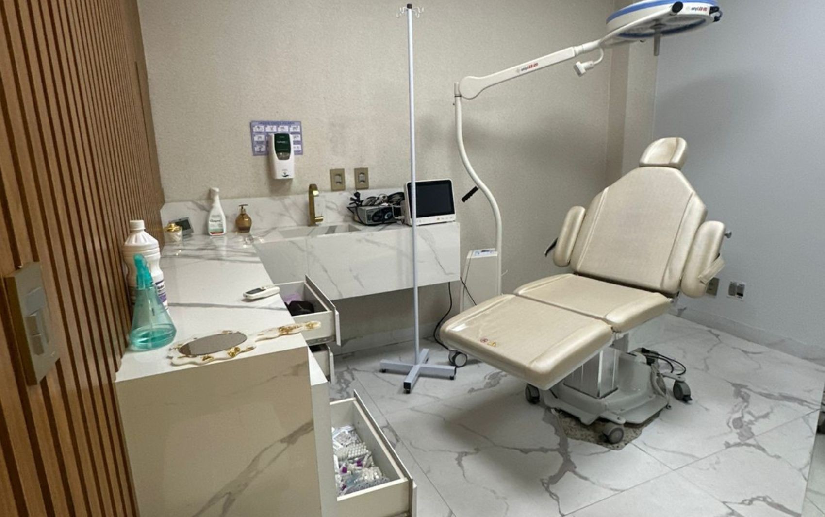 Dentista é presa suspeita de causar sequelas em pacientes com procedimentos estéticos