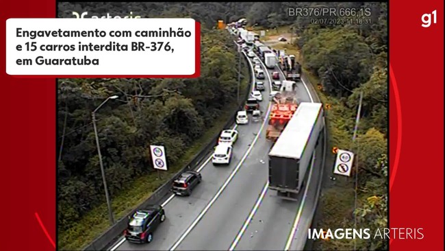 Engavetamento com caminhão e 15 carros interdita BR-376, em Guaratuba