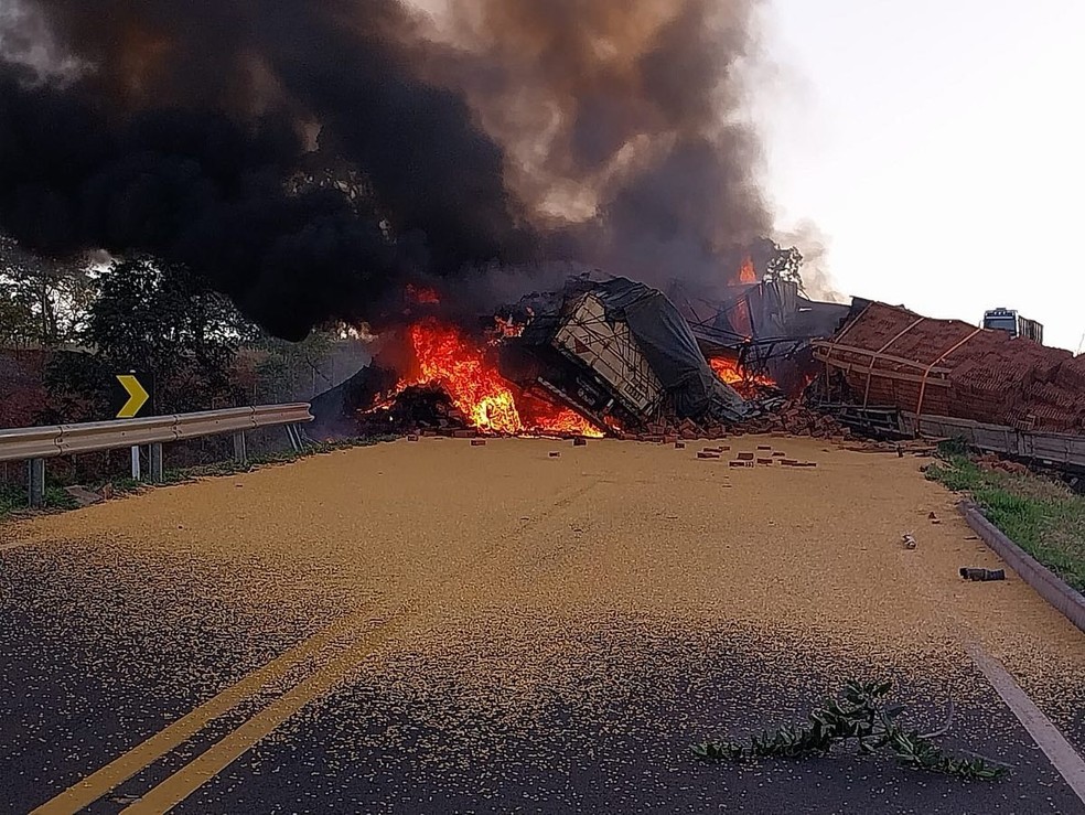 Carga ficou espalhada pela rodovia — Foto: Divulgação/PMR