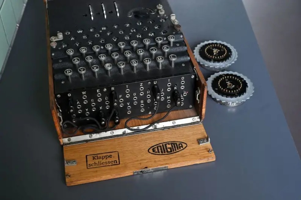 Uma máquina de criptografia Enigma modelo I é vista em Bletchley Park, perto de Milton Keynes, ao norte de Londres, em 26 de outubro de 2023 — Foto: Getty Images via BBC