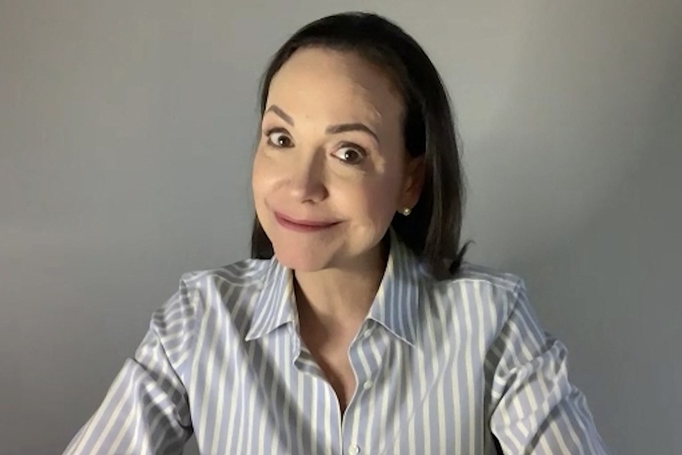 a vencedora do Prêmio Nobel da Paz e líder da oposição Maria Corina Machado falando de um local não revelado, durante uma entrevista à AFP por Zoom, em Caracas, em 13 de outubro de 2025. — Foto: Reprodução/APTV