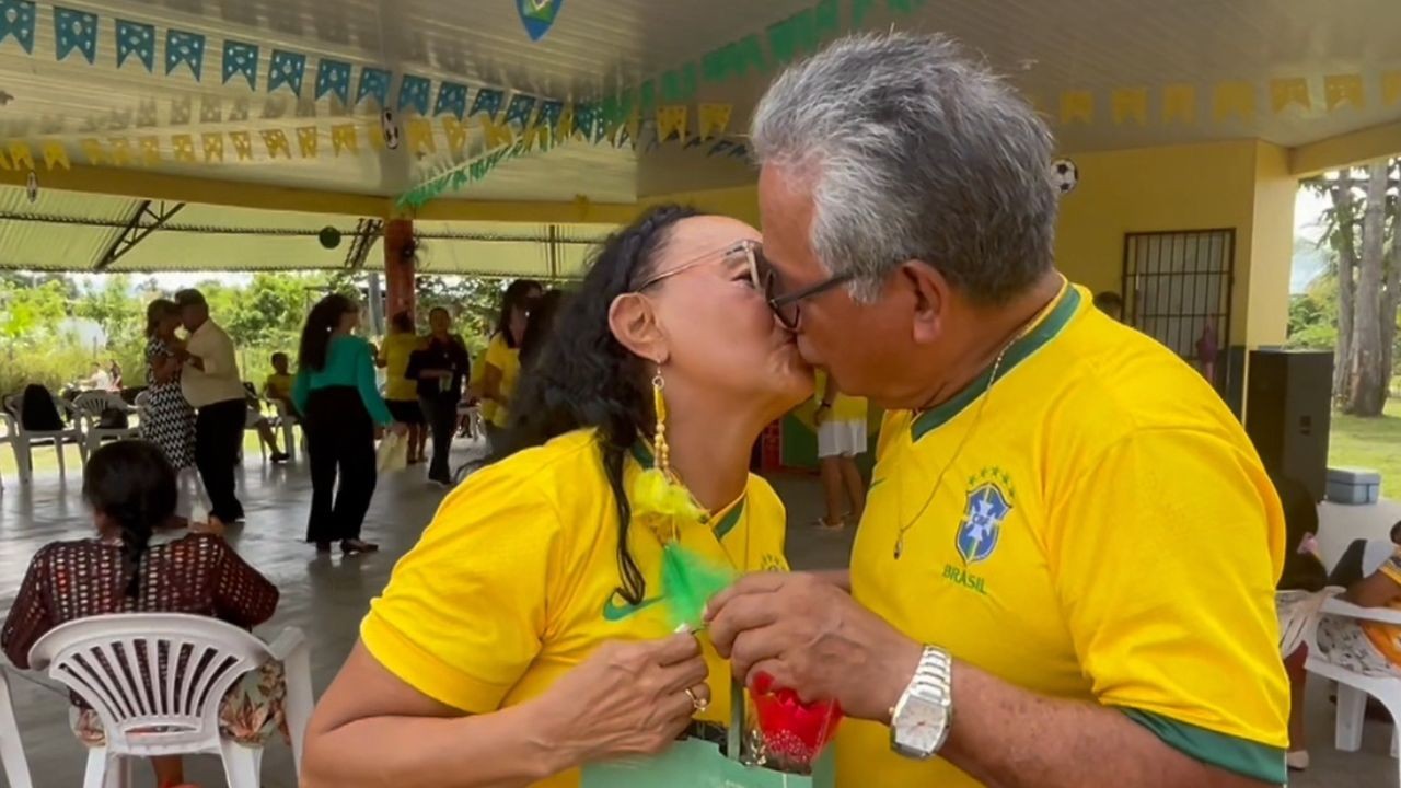 Idosos entram no clima da Copa do Mundo com coreografia e pedido de namoro no interior do AM