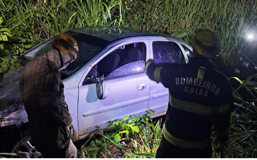 Corpo  encontrado de baixo de veculo que caiu de precipcio, em Posse  Foto: Divulgao/Corpo de Bombeiros