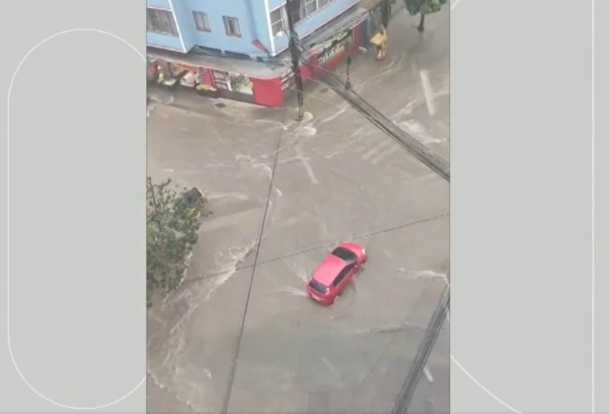 Temporal na Serra do Rio: telhado de estacionamento desaba em Teresópolis
