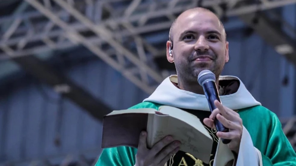 Frei Gilson tem cerca de 7 milhões de seguidores no YouTube e vem atraindo apoio da direita — Foto: Reprodução