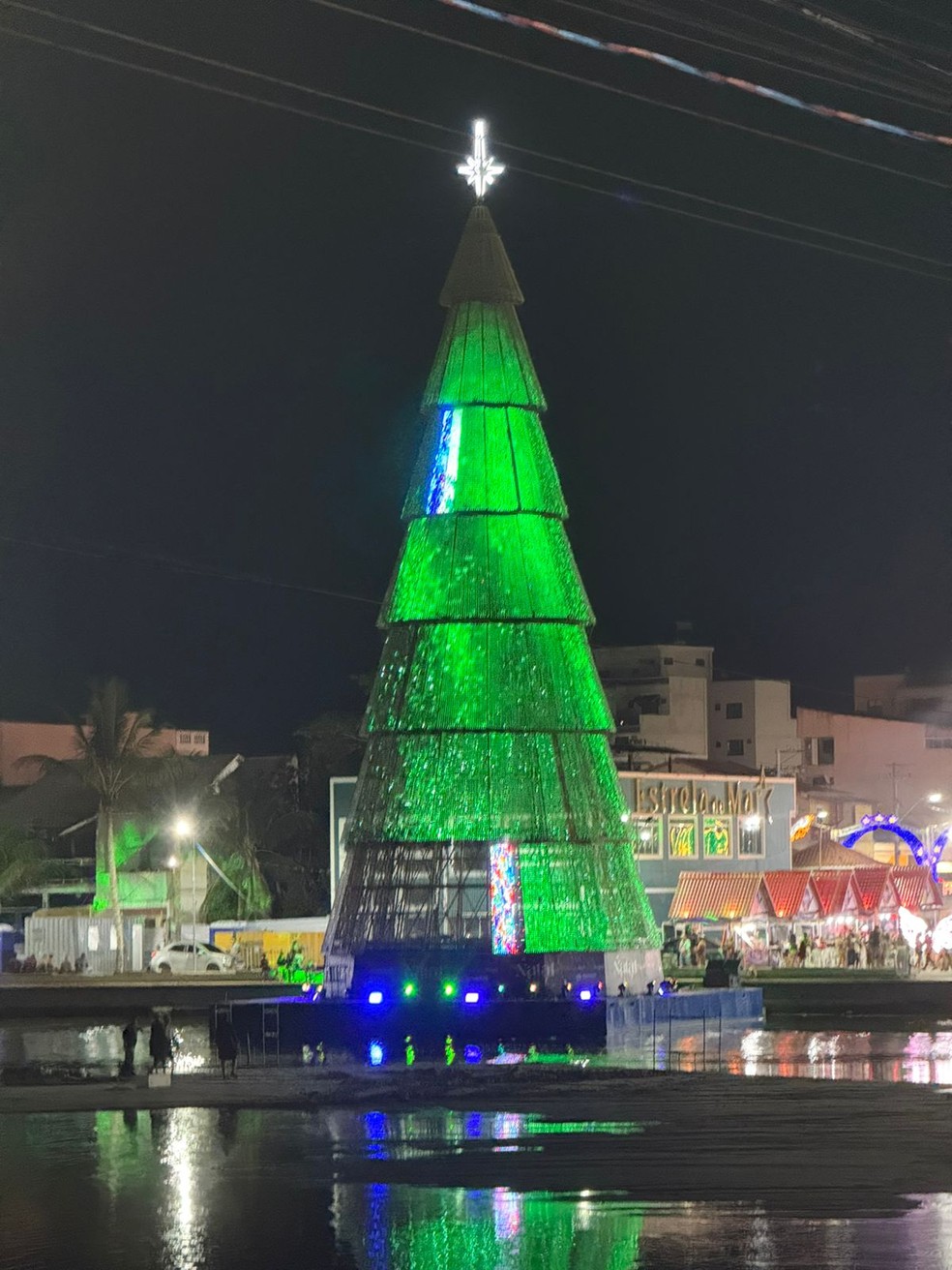Árvore de Natal de Saquarema de R$ 2,5 milhões falha na inauguração | G1