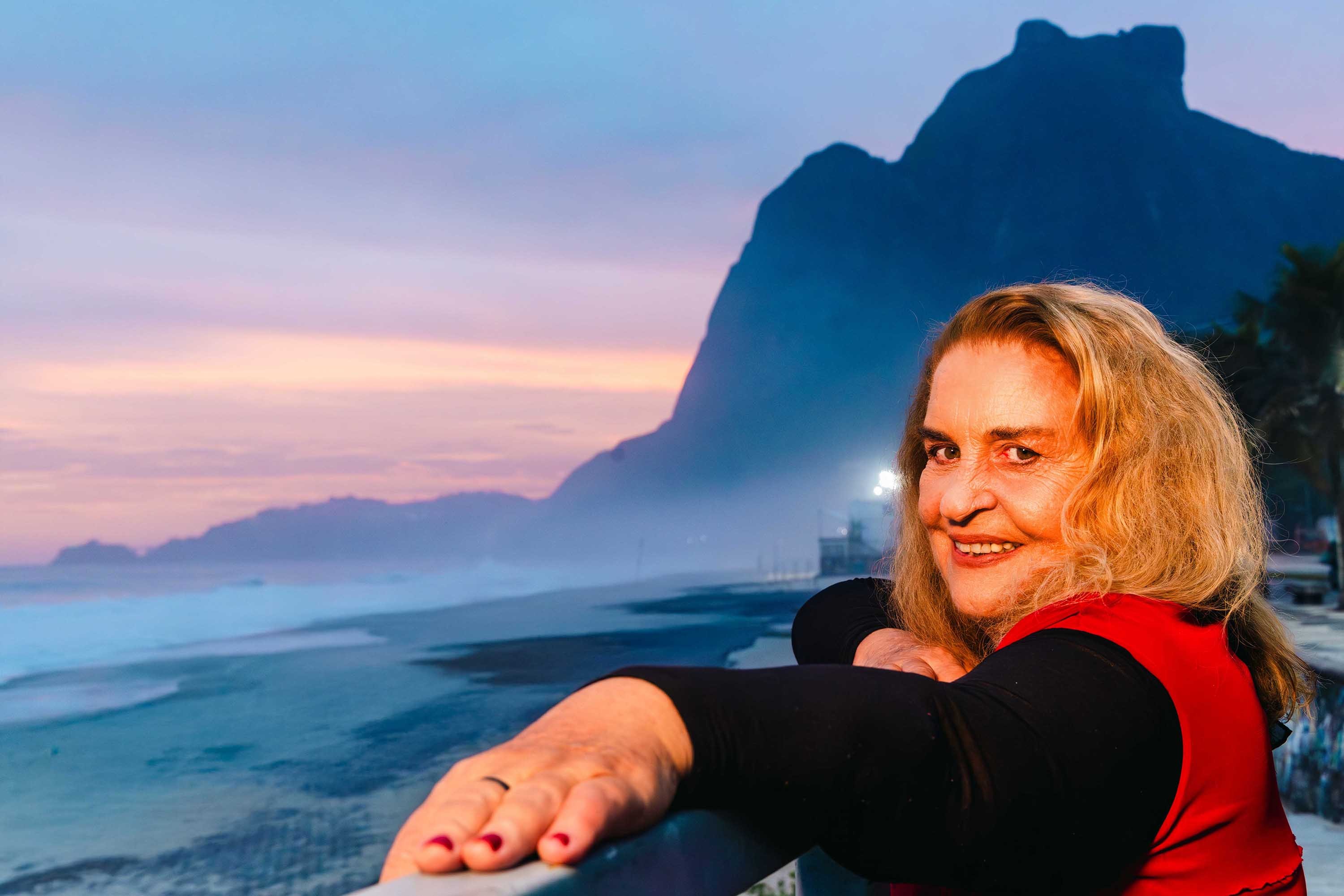Wanda Sá renova o repertório da bossa em álbum ancorado na mesma praia carioca que revelou a cantora em 1964