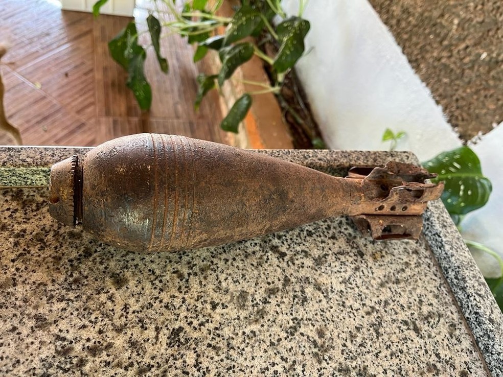 Uberaba: Casal encontra explosivo de guerra durante pescaria e leva para casa 