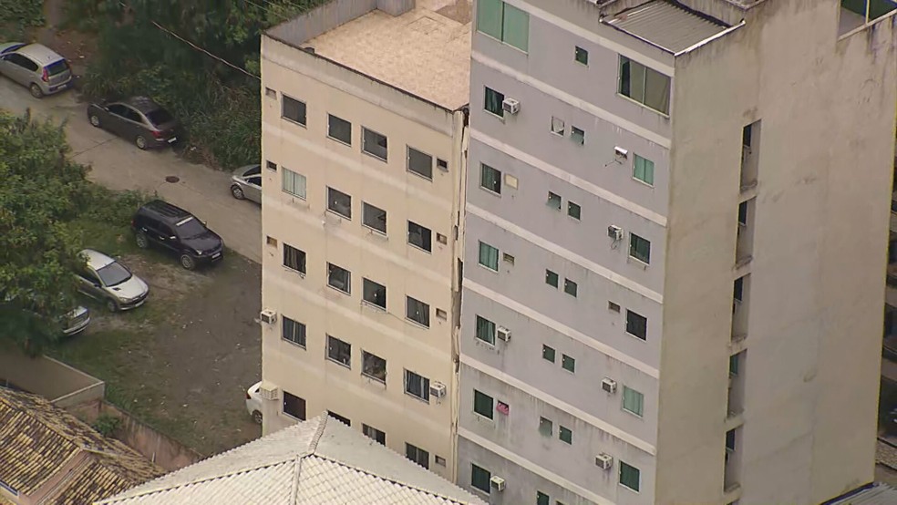 Os bombeiros foram acionados às 6h23 desta quarta-feira (6) para um prédio com risco de desabamento na Muzema, na Zona Oeste do Rio de Janeiro. — Foto: Reprodução/ TV Globo