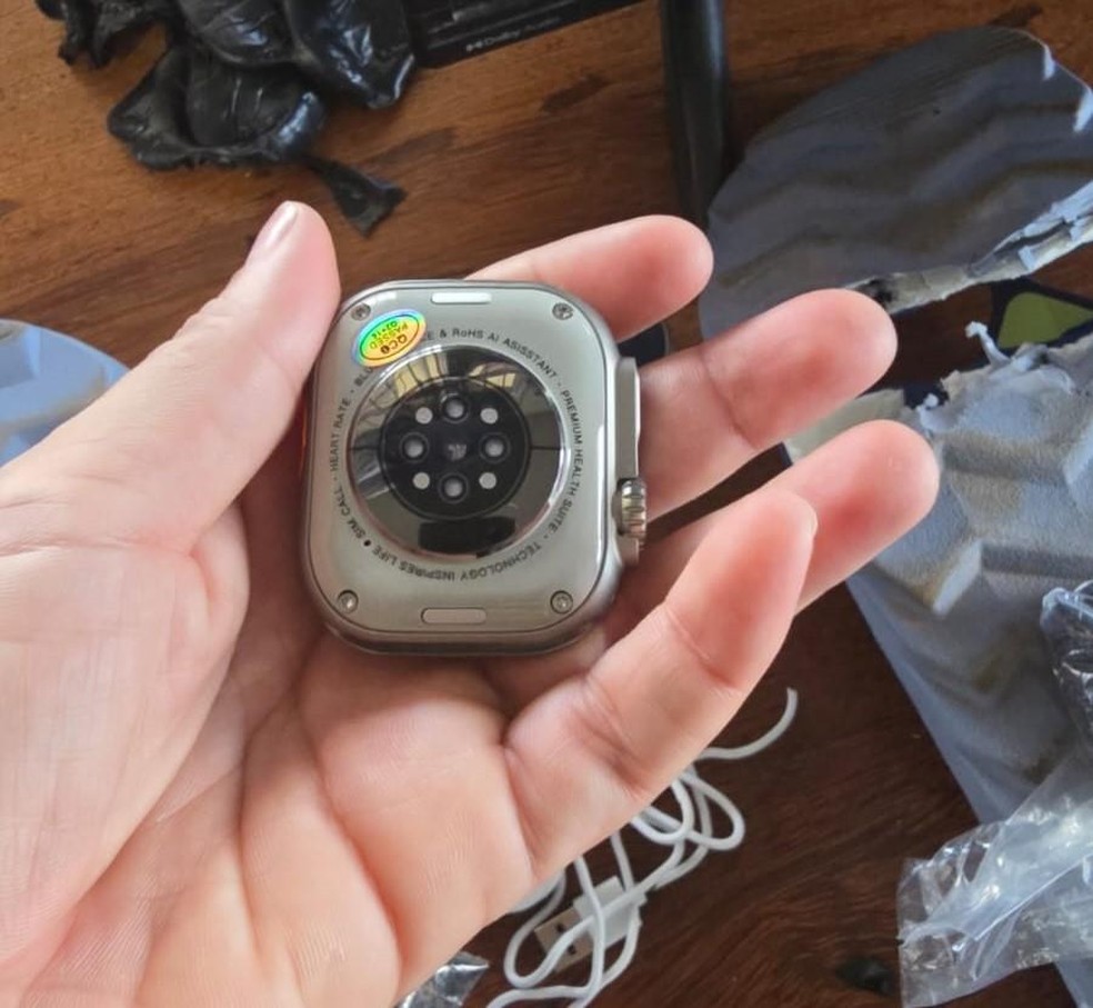 Dois smartwatches e dois carregadores ocultos no interior do chinelo — Foto: Sejus - MT