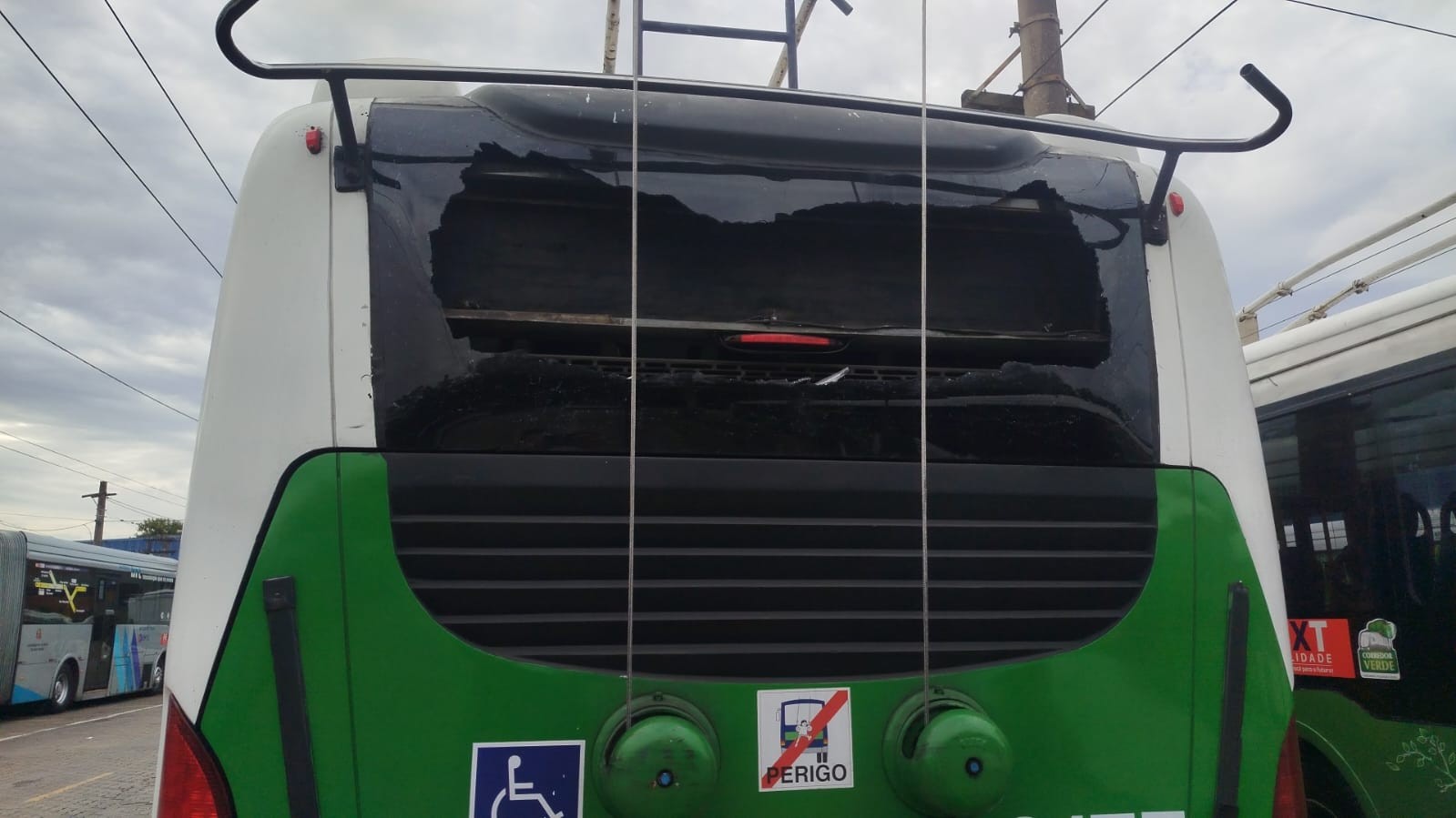 Ao menos 19 ônibus são alvo de vandalismo nas zonas Sul e Leste de São Paulo desde a semana passada