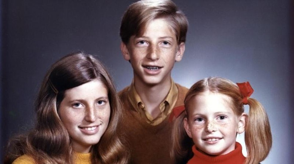 Da esquerda para a direita, Kristi, que contou que o irmão 'mastigava lápis até o grafite', Bill e Libby em 1971 — Foto: Gates Family