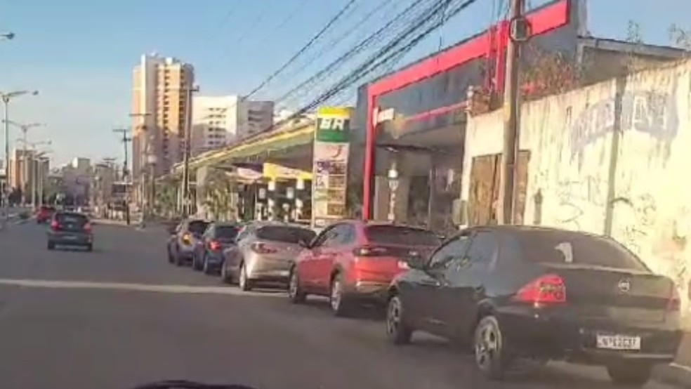 Motoristas fazem fila para abastecer antes de novo aumento dos combustíveis em Fortaleza — Foto:  Kélvia Ribeiro/SVM