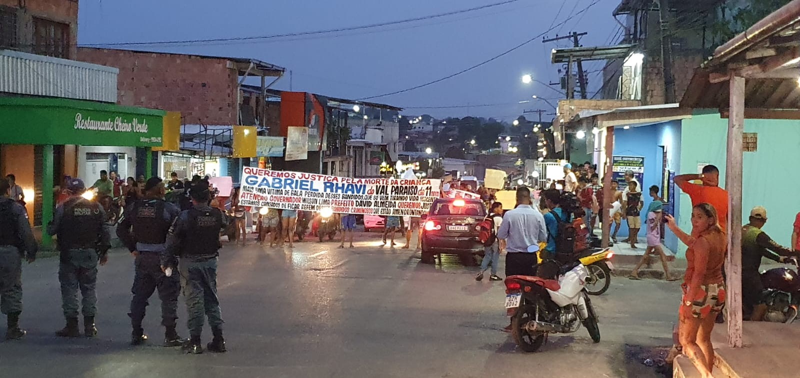 Moradores fazem protesto e cobram Justiça após morte de criança de 11 anos em Manaus